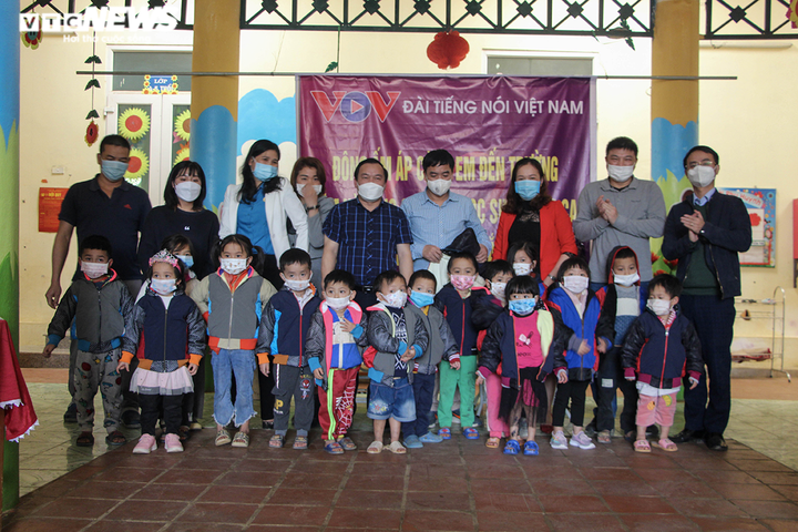 Công đoàn - Đoàn Thanh niên Văn phòng VOV tặng quà đồng bào vùng cao Thanh Hoá - 1