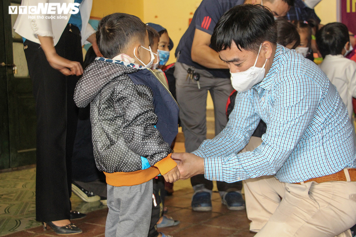 Công đoàn - Đoàn Thanh niên Văn phòng VOV tặng quà đồng bào vùng cao Thanh Hoá - 3