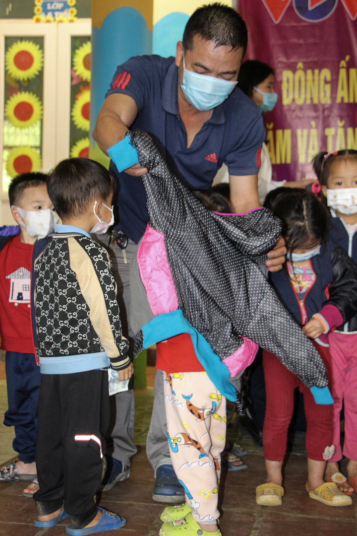 Công đoàn - Đoàn Thanh niên Văn phòng VOV tặng quà đồng bào vùng cao Thanh Hoá - 4