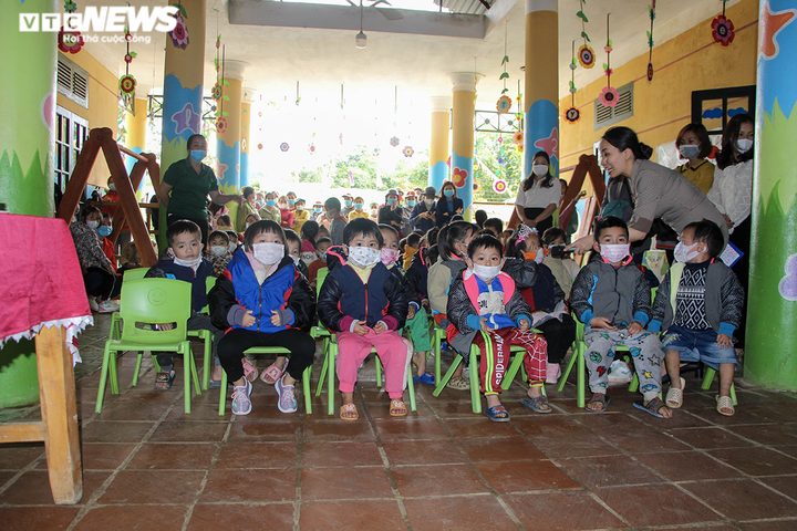 Công đoàn - Đoàn Thanh niên Văn phòng VOV tặng quà đồng bào vùng cao Thanh Hoá - 5