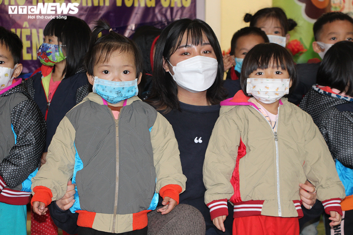 Công đoàn - Đoàn Thanh niên Văn phòng VOV tặng quà đồng bào vùng cao Thanh Hoá - 6
