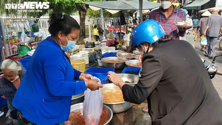 Tiễn Táo quân về trời, người Sài Gòn mong năm mới không còn dịch bệnh - 4