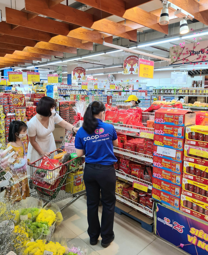 Trái cây nội, bánh mứt, thực phẩm bổ dưỡng được mua nhiều tại siêu thị Co.opmart - 1