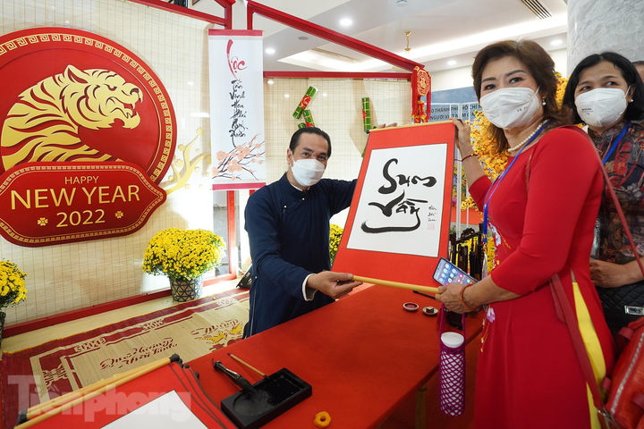 Kiều bào tại TP.HCM xúc động trước hình ảnh các lãnh đạo xông pha vào tâm dịch - 2