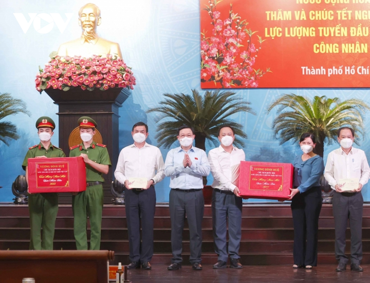 Chủ tịch Quốc hội chúc Tết lực lượng tuyến đầu, người khó khăn tại TP.HCM - 3