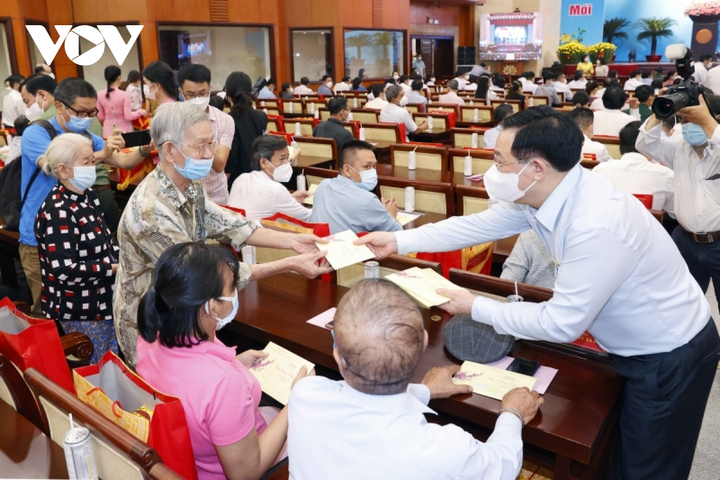Chủ tịch Quốc hội chúc Tết lực lượng tuyến đầu, người khó khăn tại TP.HCM - 4