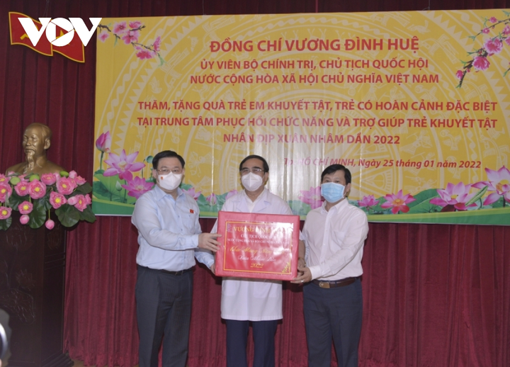 Chủ tịch Quốc hội chúc Tết lực lượng tuyến đầu, người khó khăn tại TP.HCM - 5