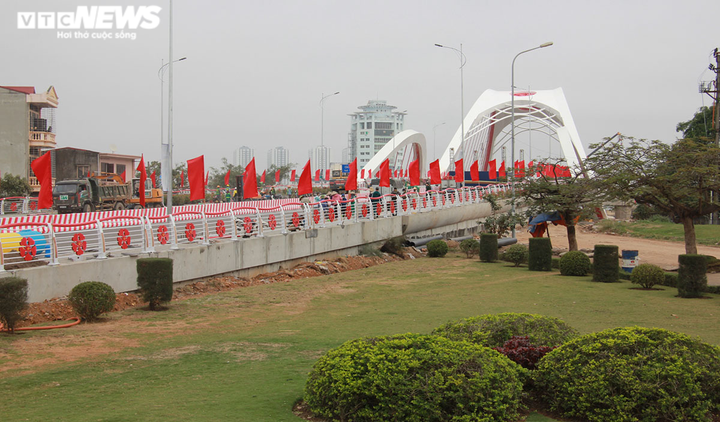 Cận cảnh cây cầu ‘cánh sóng vươn xa’ hơn 2.200 tỷ đồng vừa thông xe ở Hải Phòng - 8