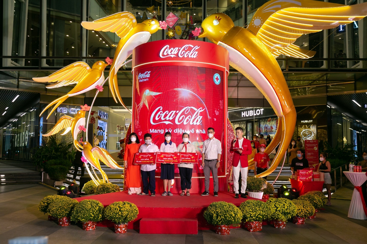 Coca-Cola triển khai hoạt động cộng đồng 'Mang kỳ diệu về nhà' dịp Tết Nhâm Dần - 1