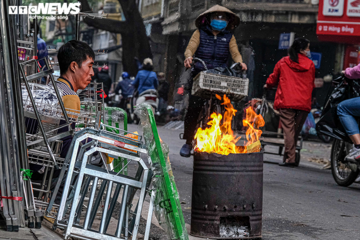 Ảnh: Người Hà Nội đốt vàng mã giữa đường tiễn Táo quân về trời - 7