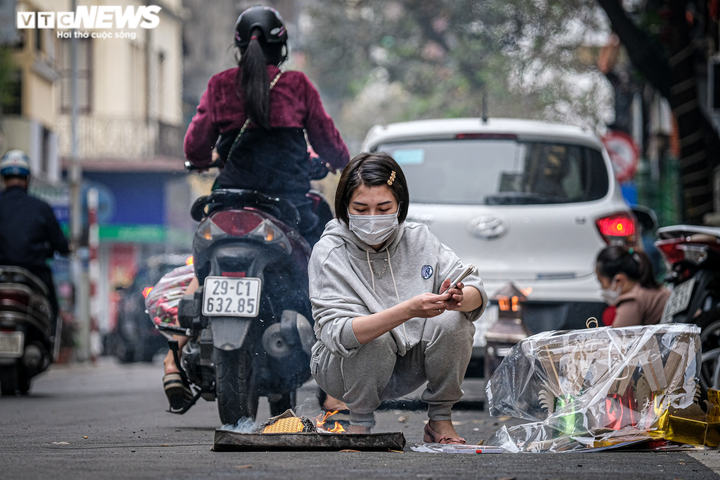 Ảnh: Người Hà Nội đốt vàng mã giữa đường tiễn Táo quân về trời - 8