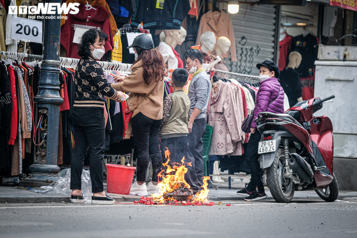 Ảnh: Người Hà Nội đốt vàng mã giữa đường tiễn Táo quân về trời - 5