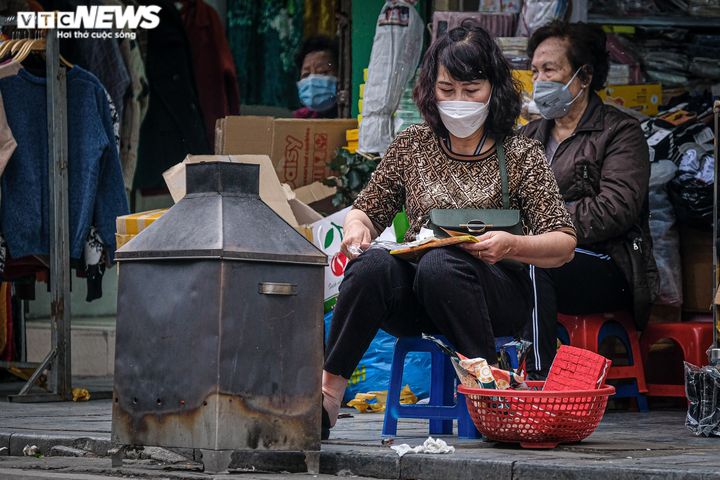Ảnh: Người Hà Nội đốt vàng mã giữa đường tiễn Táo quân về trời - 11