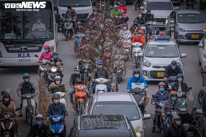 Ảnh: Đường phố Hà Nội ken kín người ngày cận Tết Nguyên đán - 8