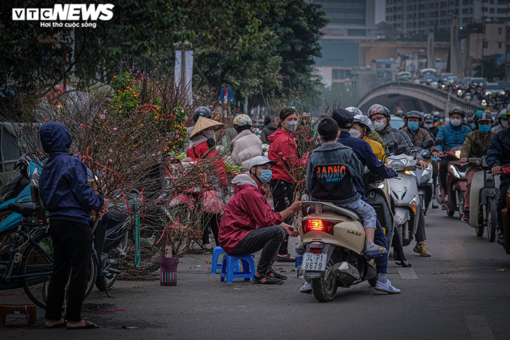 Ảnh: Đường phố Hà Nội ken kín người ngày cận Tết Nguyên đán - 9