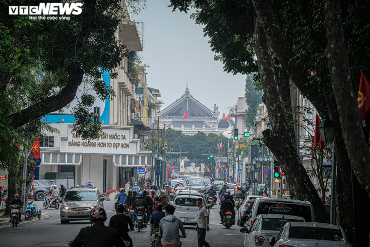 Ảnh: Đường phố Hà Nội ken kín người ngày cận Tết Nguyên đán - 10