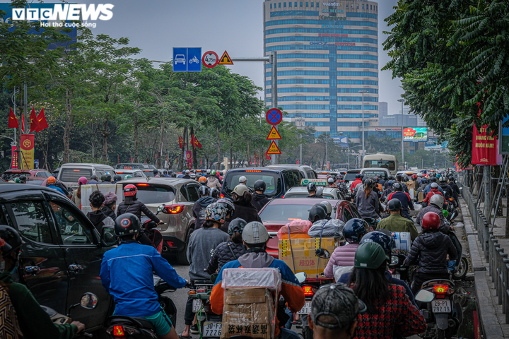 Ảnh: Đường phố Hà Nội ken kín người ngày cận Tết Nguyên đán - 4