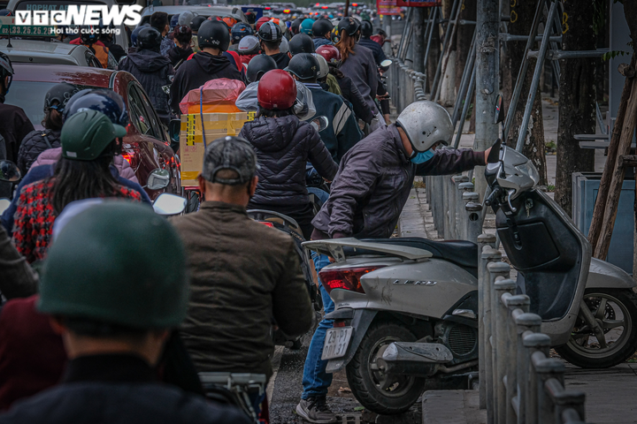 Ảnh: Đường phố Hà Nội ken kín người ngày cận Tết Nguyên đán - 5