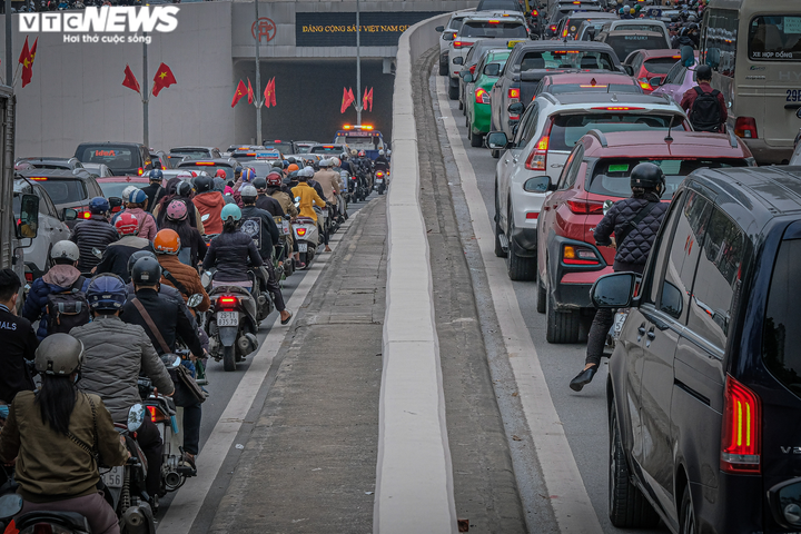 Ảnh: Đường phố Hà Nội ken kín người ngày cận Tết Nguyên đán - 7