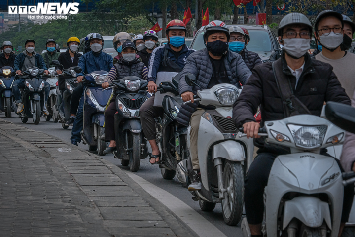 Ảnh: Đường phố Hà Nội ken kín người ngày cận Tết Nguyên đán - 6