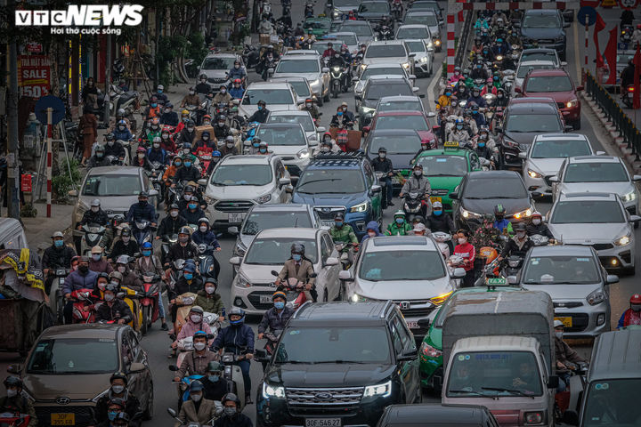 Ảnh: Đường phố Hà Nội ken kín người ngày cận Tết Nguyên đán - 2