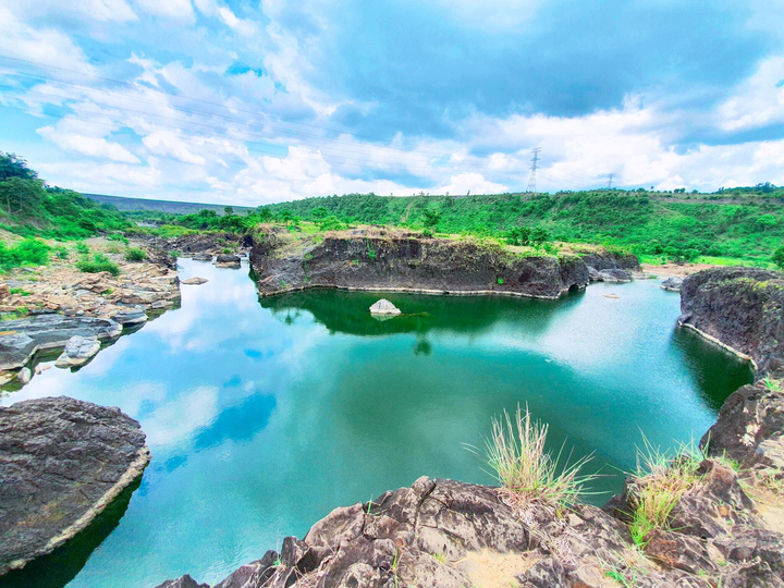 ‘Tuyệt tình cốc’ ở Đắk Lắk đẹp hút hồn với mặt nước trong vắt như gương - 1