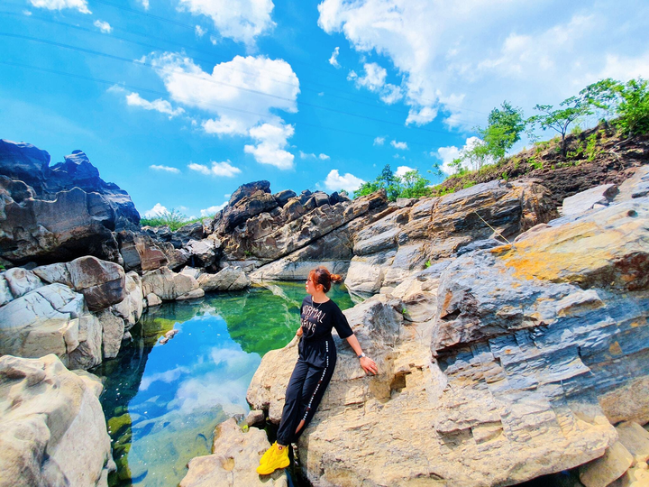 ‘Tuyệt tình cốc’ ở Đắk Lắk đẹp hút hồn với mặt nước trong vắt như gương - 8