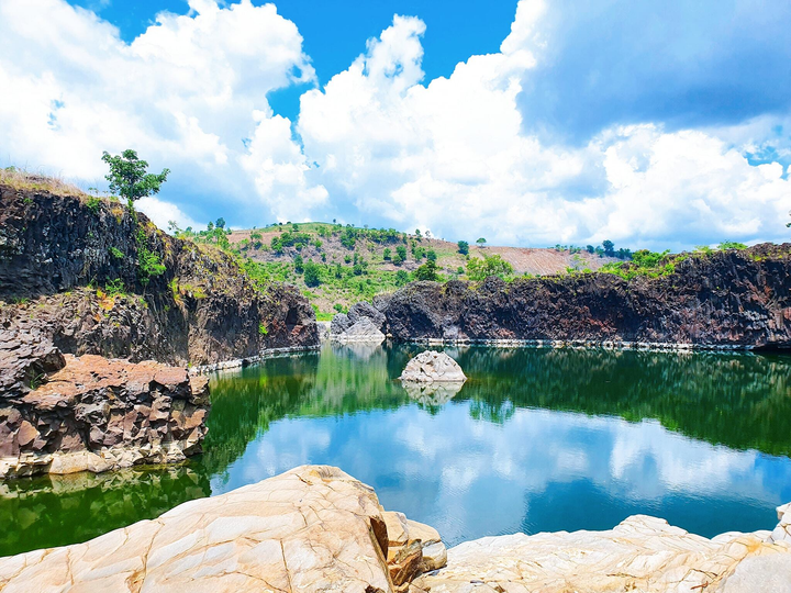 ‘Tuyệt tình cốc’ ở Đắk Lắk đẹp hút hồn với mặt nước trong vắt như gương - 2