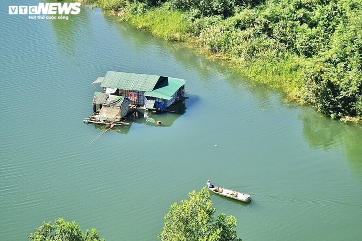Khát vọng lên bờ của người dân làng chài hồ thủy điện đẹp nhất Tây Nguyên - 1