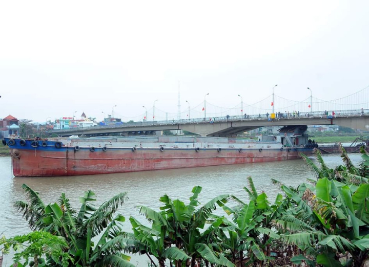 Tàu thuỷ chở xi măng đâm nứt dầm cầu Thái Bình, thuyền trưởng bị thương - 1