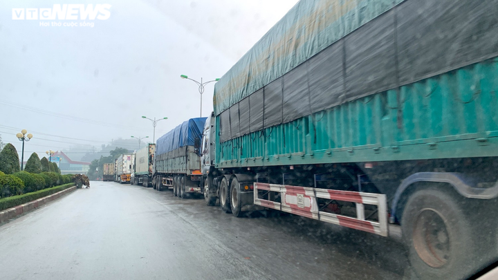 Cảnh thông quan hàng hóa tại cửa khẩu duy nhất còn hoạt động ở Lạng Sơn - 2