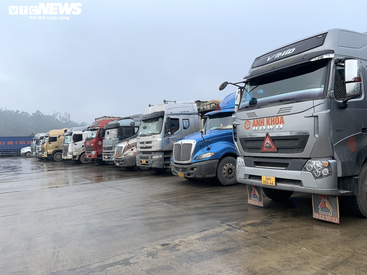 Cảnh thông quan hàng hóa tại cửa khẩu duy nhất còn hoạt động ở Lạng Sơn - 4