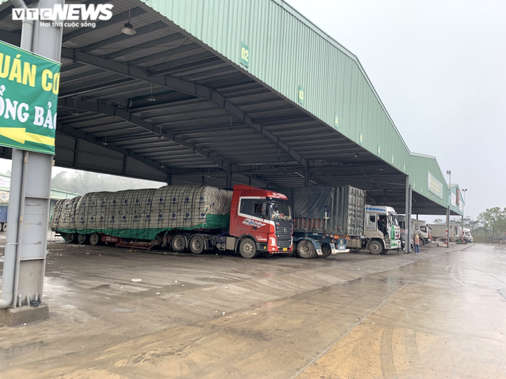 Cảnh thông quan hàng hóa tại cửa khẩu duy nhất còn hoạt động ở Lạng Sơn - 6