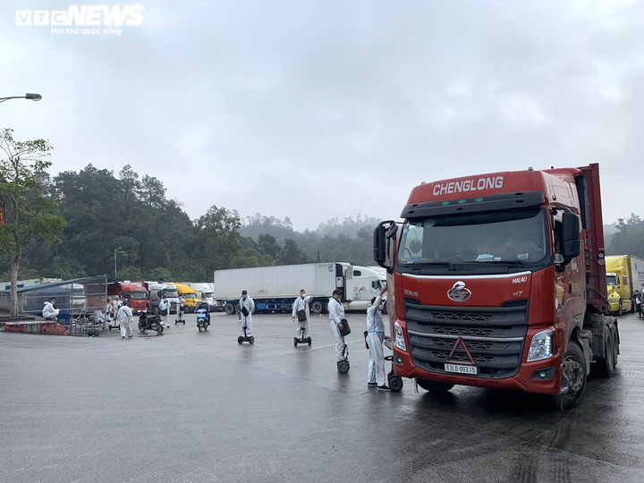 Cảnh thông quan hàng hóa tại cửa khẩu duy nhất còn hoạt động ở Lạng Sơn - 9