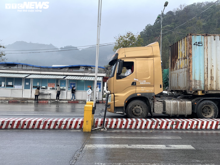 Cảnh thông quan hàng hóa tại cửa khẩu duy nhất còn hoạt động ở Lạng Sơn - 14