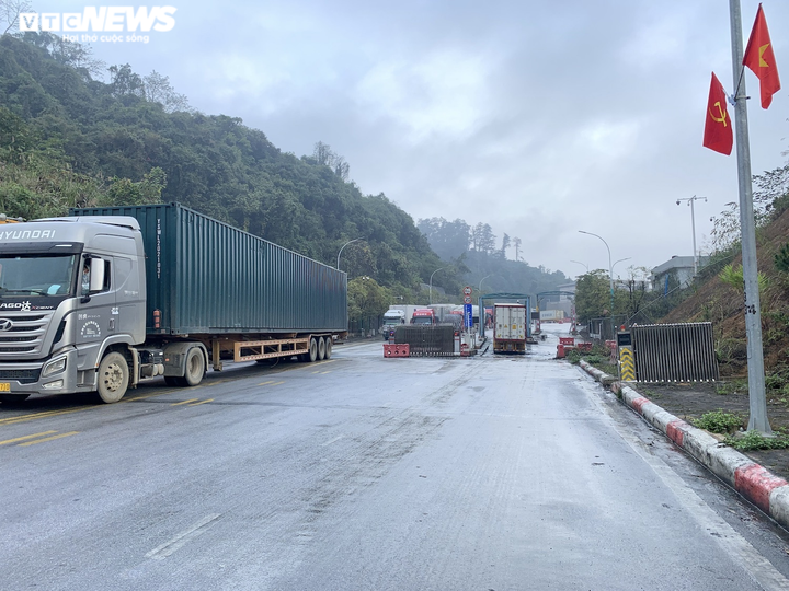 Cảnh thông quan hàng hóa tại cửa khẩu duy nhất còn hoạt động ở Lạng Sơn - 12