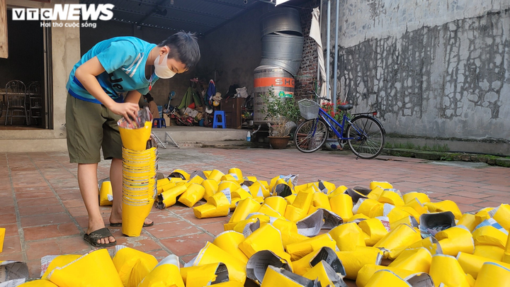 Cuộc sống mới của gia đình 2 bé gái tự chăm nhau trong khu cách ly - 3