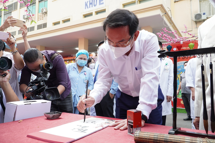 Ảnh: Đường hoa rộn ràng sắc xuân trong bệnh viện ở TP.HCM - 9