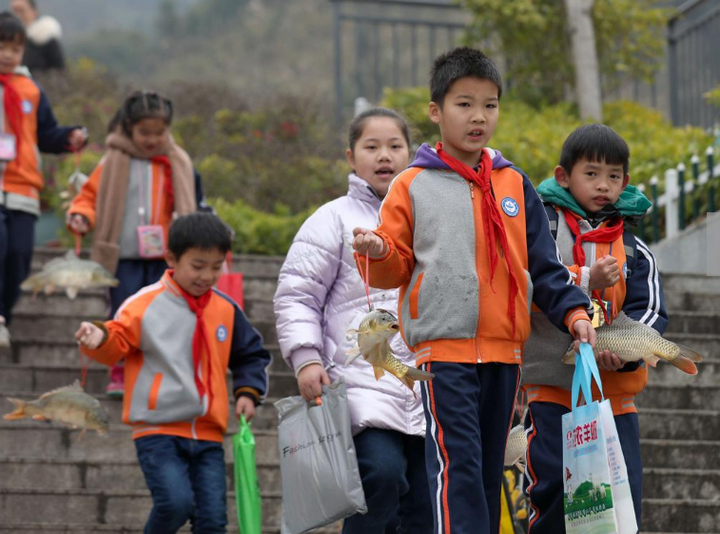 Trường thưởng cá chép cho học sinh xuất sắc - 5