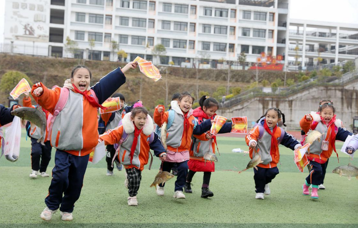 Trường thưởng cá chép cho học sinh xuất sắc - 4