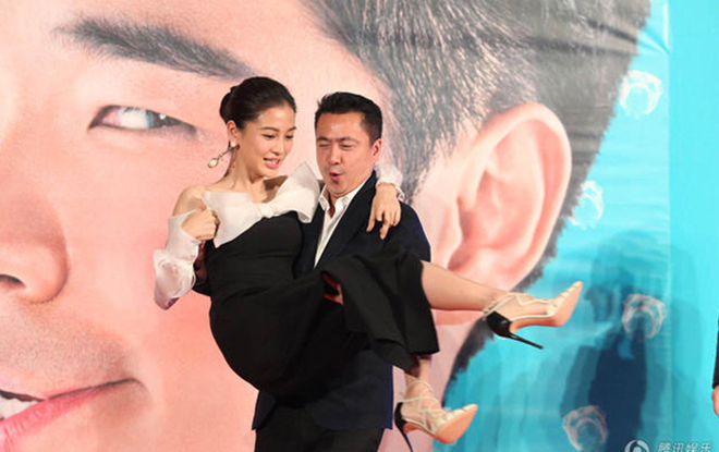 Phản ứng thú vị của sao Hoa ngữ khi được bế trên sân khấu - 2