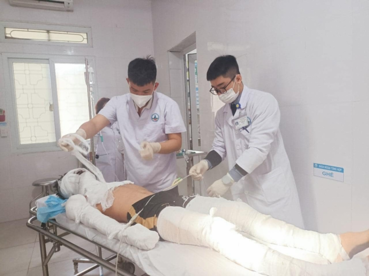 Nam sinh bỏng nặng nghi do đốt pháo hoa - 1