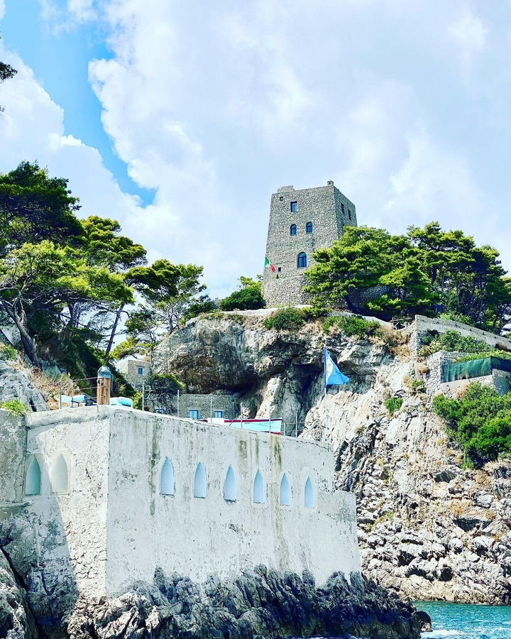 Hòn đảo có hình cá heo: Chỉ tiếp 12 khách/tuần, người có tiền mới tham quan được - 3