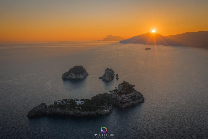 Hòn đảo có hình cá heo: Chỉ tiếp 12 khách/tuần, người có tiền mới tham quan được - 10