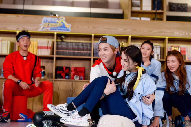 Phản ứng thú vị của sao Hoa ngữ khi được bế trên sân khấu - 4