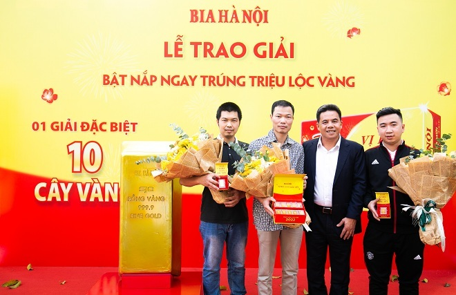 Trúng giải đặc biệt 10 cây vàng, gia đình ăn Tết lớn nhờ Bia Hà Nội - 3