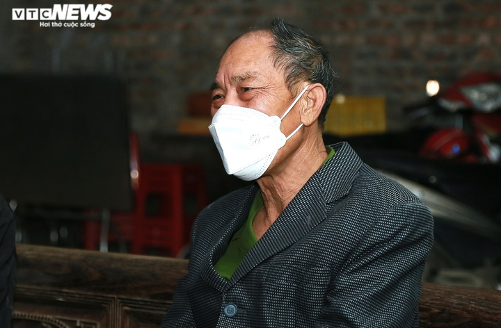 Ông nội thông tin về sức khỏe bé gái 3 tuổi bị găm đinh vào đầu - 1