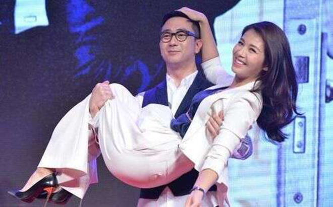 Phản ứng thú vị của sao Hoa ngữ khi được bế trên sân khấu - 3