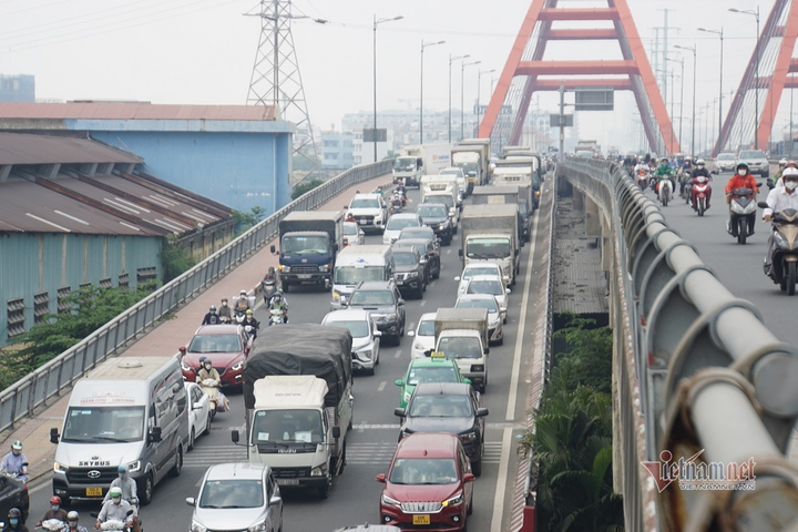 Ô tô dàn hàng kẹt cứng đường ra bến xe Miền Đông, sân bay Tân Sơn Nhất - 14