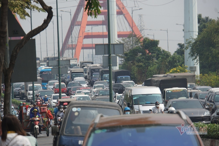Ô tô dàn hàng kẹt cứng đường ra bến xe Miền Đông, sân bay Tân Sơn Nhất - 7